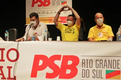 Em reunião ampliada do diretório estadual, com a presença de prefeitos, vice-prefeitos e vereadores, o Partido Socialista Brasileiro (PSB) do Rio Grande do Sul decidiu, na manhã deste sábado (12), pela saída da base do governo Eduardo Leite. Nos próximos dias, o presidente estadual da sigla, Mário Bruck, deve reunir-se com o governador para formalizar a decisão.