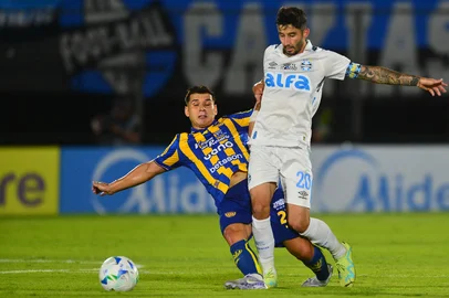 Sportivo Luqueno's midfielder #27 Julio Baez and Gremio's Paraguayan forward #20 Mathias Villasanti fight for the ball during the Copa Sudamericana group stage football match between Paraguay's Sportivo Luqueno and Brazil's Gremio at the UENO Defensores del Chaco stadium in Asuncion on April 2, 2025. (Photo by DANIEL DUARTE / AFP)Editoria: SPOLocal: AsuncionIndexador: DANIEL DUARTESecao: soccerFonte: AFPFotógrafo: STR<!-- NICAID(16009026) -->