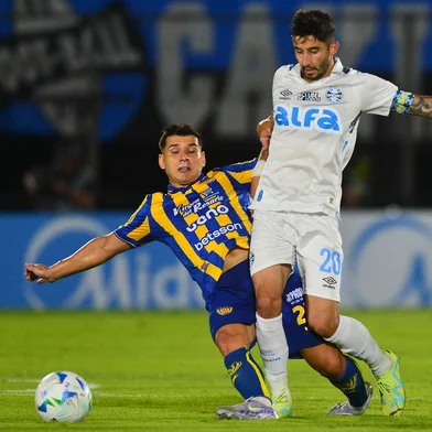 Sportivo Luqueno's midfielder #27 Julio Baez and Gremio's Paraguayan forward #20 Mathias Villasanti fight for the ball during the Copa Sudamericana group stage football match between Paraguay's Sportivo Luqueno and Brazil's Gremio at the UENO Defensores del Chaco stadium in Asuncion on April 2, 2025. (Photo by DANIEL DUARTE / AFP)Editoria: SPOLocal: AsuncionIndexador: DANIEL DUARTESecao: soccerFonte: AFPFotógrafo: STR<!-- NICAID(16009026) -->