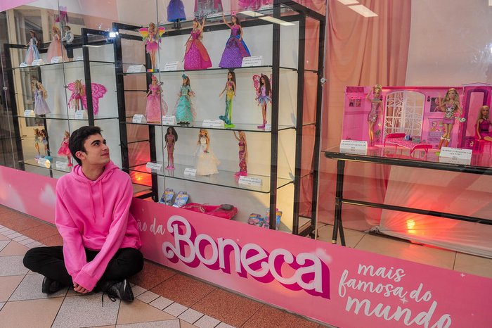 Paixão, criatividade e muito rosa fazem parte da rotina de colecionadores  da boneca Barbie em Santa