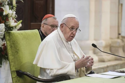 This photo taken and handout on February 23, 2020 by the Vatican Media shows Pope Francis (C) and the Vatican's Secretary of State, Cardinal Pietro Parolin (Rear) meeting with bishops at the Basilica pontificia di San Nicola during a visit to Bari, southern Italy, on February 23, 2020 to address a conference entitled "Mediterranean: Frontier of Peace" which sees the participation of some 60 Catholic bishops from 19 nations bordering the Mediterranean. (Photo by Handout / VATICAN MEDIA / AFP) / RESTRICTED TO EDITORIAL USE - MANDATORY CREDIT "AFP PHOTO / VATICAN MEDIA" - NO MARKETING NO ADVERTISING CAMPAIGNS - DISTRIBUTED AS A SERVICE TO CLIENTS ---Editoria: RELLocal: BariIndexador: HANDOUTSecao: popeFonte: VATICAN MEDIAFotógrafo: Handout<!-- NICAID(14429118) -->
