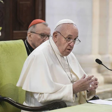 This photo taken and handout on February 23, 2020 by the Vatican Media shows Pope Francis (C) and the Vatican's Secretary of State, Cardinal Pietro Parolin (Rear) meeting with bishops at the Basilica pontificia di San Nicola during a visit to Bari, southern Italy, on February 23, 2020 to address a conference entitled "Mediterranean: Frontier of Peace" which sees the participation of some 60 Catholic bishops from 19 nations bordering the Mediterranean. (Photo by Handout / VATICAN MEDIA / AFP) / RESTRICTED TO EDITORIAL USE - MANDATORY CREDIT "AFP PHOTO / VATICAN MEDIA" - NO MARKETING NO ADVERTISING CAMPAIGNS - DISTRIBUTED AS A SERVICE TO CLIENTS ---Editoria: RELLocal: BariIndexador: HANDOUTSecao: popeFonte: VATICAN MEDIAFotógrafo: Handout<!-- NICAID(14429118) -->