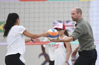 Britain's Prince William, Prince of Wales, plays volleyball at a meeting with first responder lifeguards at Copacabana Beach in Rio de Janeiro, Brazil on November 3, 2025. Prince William visits Brazil to host the Earthshot Prize awards and will later attend the UN COP30 climate summit on behalf of King Charles. (Photo by Daniel RAMALHO / AFP)Editoria: HUMLocal: Rio de JaneiroIndexador: DANIEL RAMALHOSecao: imperial and royal mattersFonte: AFPFotógrafo: STR<!-- NICAID(16160164) -->