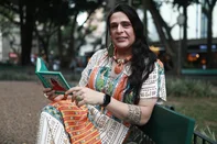 PORTO ALEGRE, RS, BRASIL - 2024.11.05: Indio Behn lança obra na Feira do Livro. Na foto, a personagem Dra.Rosângela.(Foto: Renan Mattos/ Agência RBS)<!-- NICAID(15907721) -->