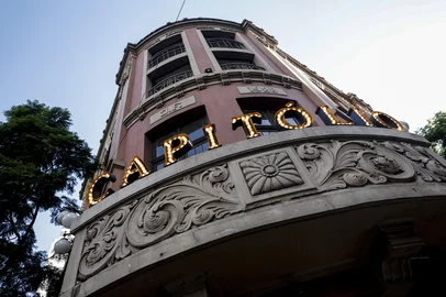 PORTO ALEGRE, RS, BRASIL - 2025.03.20 - Matéria sobre os 10 anos da reabertura da Cinemateca Capitólio, em Porto Alegre. Com média de público crescente nos últimos anos, a Cinemateca Capitólio forma uma quase comunidade entre pesquisadores, cinéfilos, críticos e público em geral ao redor de sua programação própria. Até estabelecimentos comercias próximos utilizam a marca ou o logo para criar conexão a cinemateca. (Foto: André Ávila/ Agência RBS)Indexador: Andre Avila<!-- NICAID(16000022) -->