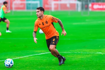 O lateral-direito Hugo Mallo participa de treino do Inter no CT Parque Gigante.<!-- NICAID(15570216) -->