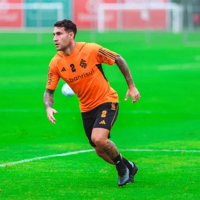 O lateral-direito Hugo Mallo participa de treino do Inter no CT Parque Gigante.<!-- NICAID(15570216) -->