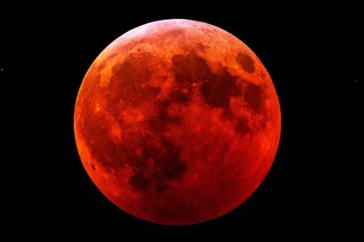Lua de sangue<!-- NICAID(15951203) -->