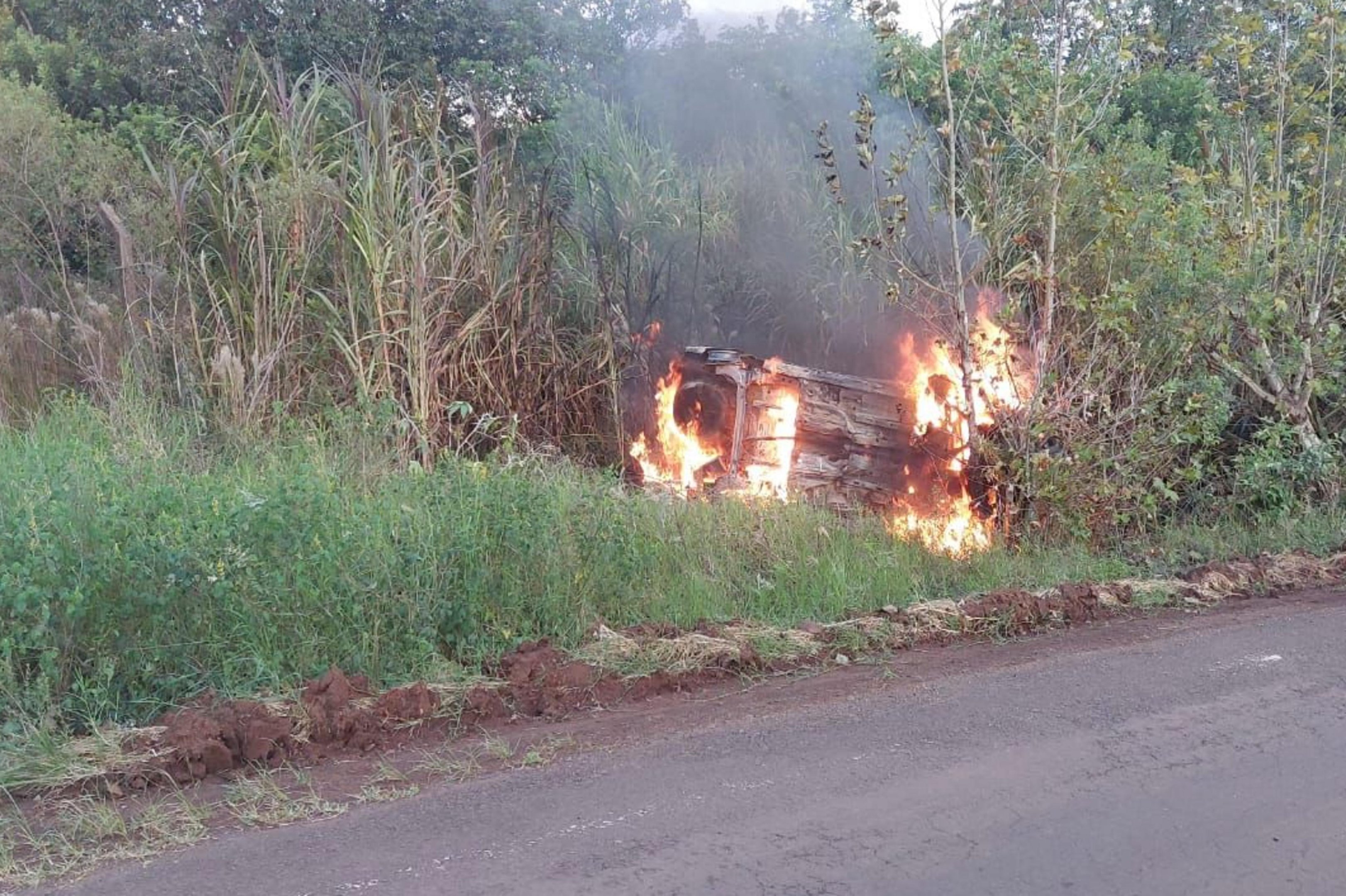 Jovem morre ap&oacute;s carro sair da pista e pegar fogo na RS-323, em Rodeio Bonito