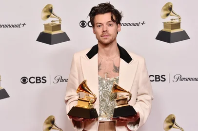 LOS ANGELES, CALIFORNIA - FEBRUARY 05: Harry Styles poses with the Best Pop Vocal Album Award for Harrys House and Album of the Year Award for Harrys House in the press room during the 65th GRAMMY Awards at Crypto.com Arena on February 05, 2023 in Los Angeles, California.   Alberto E. Rodriguez/Getty Images for The Recording Academy/AFP (Photo by Alberto E. Rodriguez / GETTY IMAGES NORTH AMERICA / Getty Images via AFP)<!-- NICAID(15341002) -->