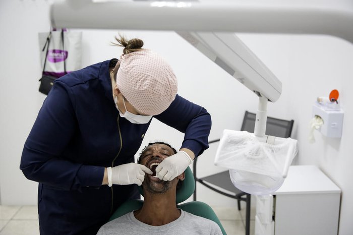 Dentista conta que fez questão que Gerson visse o resultado somente no dia da colocação