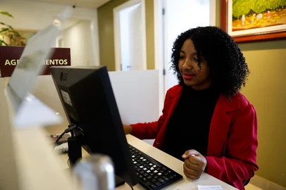 PORTO ALEGRE, RS, BRASIL, 30.04.2025: Dados do Ministério do Trabalho apotam que os jovens tem maior percentual de pedidos de demissão no mercado de trabalho formal do Estado. Na foto: Keila Machado, trocou de trabalho tres vezes nos ultimos 11 meses. Foto: Camila Hermes/Agencia RBS<!-- NICAID(16027422) -->