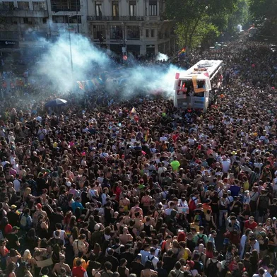 Aerial view showing reveller taking part in the 32nd LGBT Pride Parade in Buenos Aires, on November 4, 2023. Thousands of people participated in the 32nd LGBT Pride Parade in Buenos Aires, a demonstration that has been celebrated uninterruptedly since 1992, filling streets and avenues with colours and artists. (Photo by Luis ROBAYO / AFP)Editoria: SOILocal: Buenos AiresIndexador: LUIS ROBAYOSecao: social issues (general)Fonte: AFPFotógrafo: STF<!-- NICAID(15588389) -->