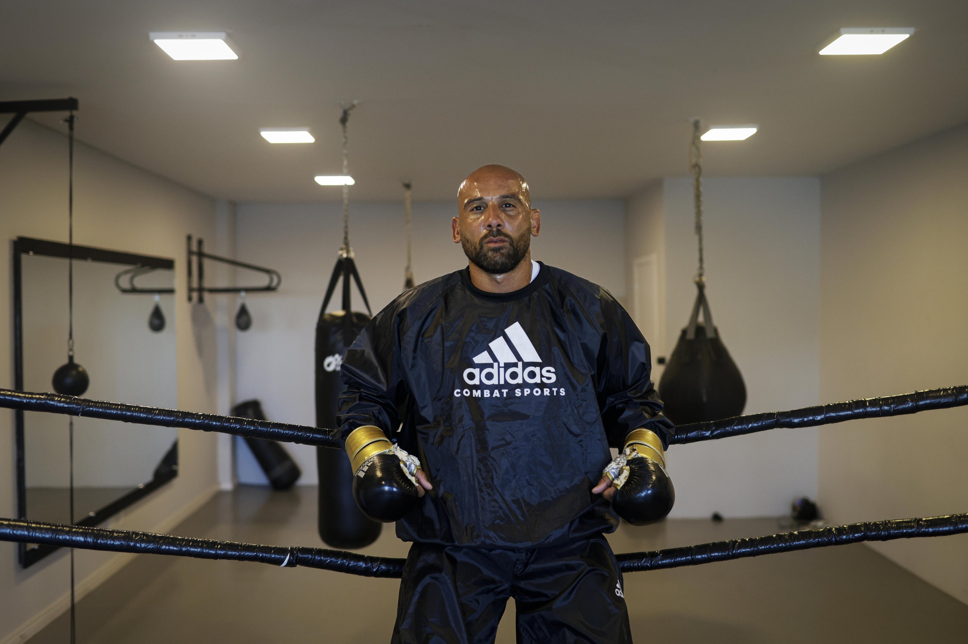 "Aprendi a conviver com a dor": conhe&ccedil;a Rafael Negretty, lutador de Torres que voltou aos ringues ap&oacute;s acidente