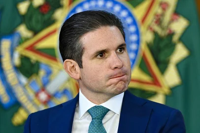 EVARISTO SA / AFP Brazil's Lower House President Hugo Motta gestures during the signing of a decree with measures to mitigate the economic impact of the US government's increase of up to 50% in import tariffs on Brazilian products at the Planalto Palace in Brasília on August 13, 2025. Brazilian President Luiz Inacio Lula da Silva on Tuesday announced aid worth some $5.5 billion for companies hit by Donald Trump's trade tariffs, as part of a package of economic relief measures. (Photo by EVARISTO SA / AFP)Editoria: FINLocal: BrasíliaIndexador: EVARISTO SASecao: economy (general)Fonte: AFPFotógrafo: STF<!-- NICAID(16101977) -->