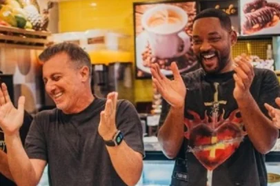 Will Smith e Luciano Huck em padaria<!-- NICAID(15872172) -->