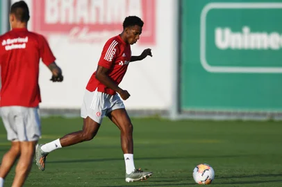 Moisés, lateral-esquerdo Inter<!-- NICAID(14448070) -->