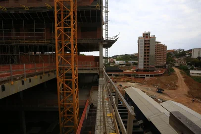 PORTO ALEGRE, RS, BRASIL, 06/09/2019- Construção civil: Prédio Linked, obra da construtora Melnick que está sendo erguido em Porto Alegre.(FOTOGRAFO: TADEU VILANI / AGENCIA RBS)<!-- NICAID(14238380) -->