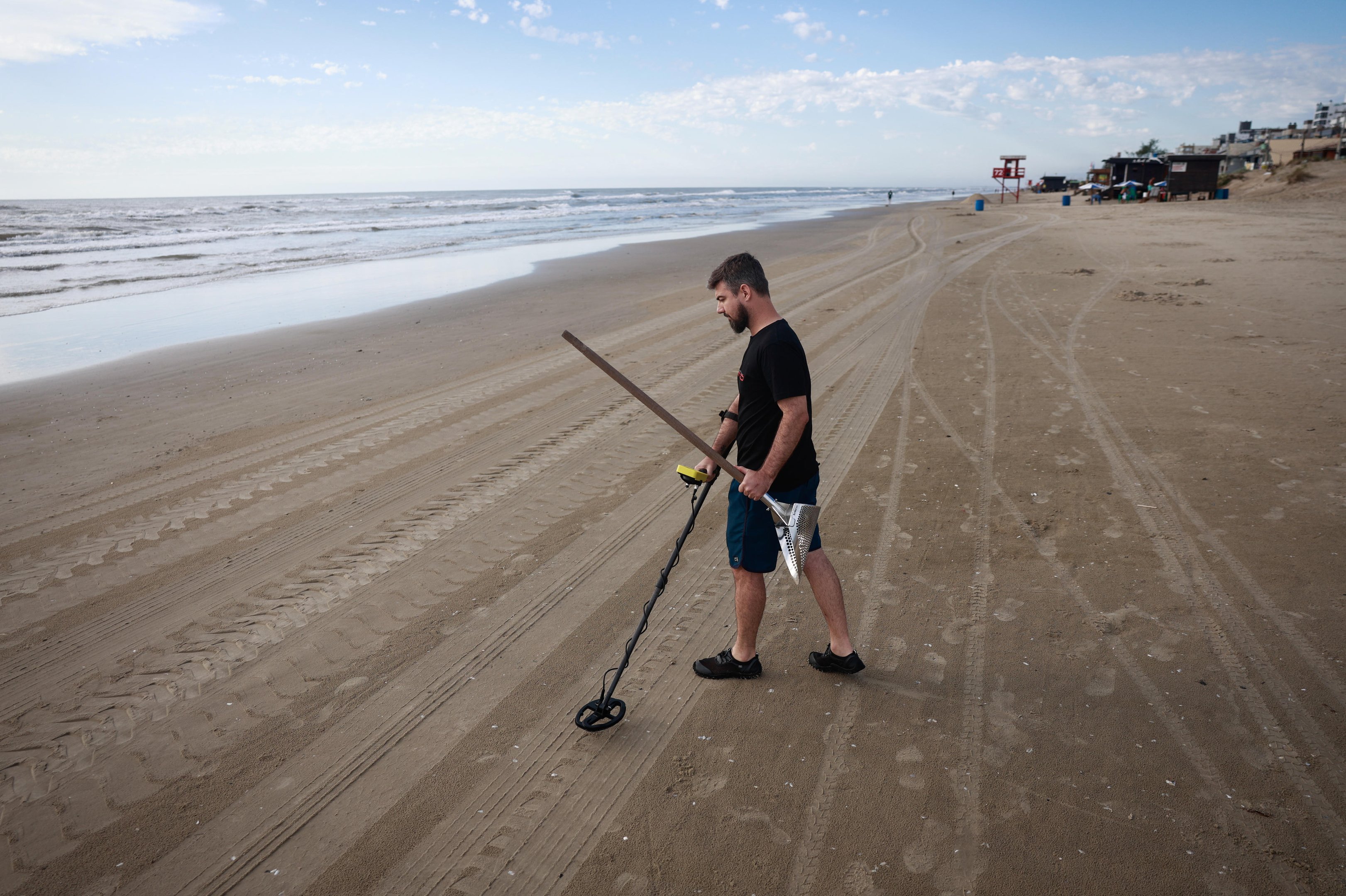 O hobby que virou profiss&atilde;o: ga&uacute;cho vive h&aacute; sete anos "ca&ccedil;ando tesouros" na beira da praia
