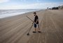 O hobby que virou profissão: gaúcho vive há sete anos "caçando tesouros" na beira da praia