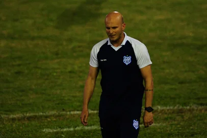 BENTO GONÇALVES, RS, BRASIL, 09/04/2021. Esportivo x Ypiranga, jogo válido pela nona rodada do Campeonato Gaúcho (Gauchão 2021) e realizado no Parque Esportivo Montanha dos Vinhedos. Técnico do Esportivo, Gustavo Papa. (Porthus Junior/Agência RBS)<!-- NICAID(14754803) -->