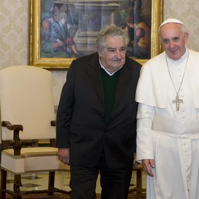 Pope Francis (R) walks with Uruguay's President Jose Mujica during a private audience in the pontiff's library at the Vatican on June 1, 2013.  AFP PHOTO / POOL / ALESSANDRA TARANTINO (Photo by ALESSANDRA TARANTINO / POOL / AFP)<!-- NICAID(16021707) -->