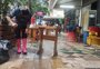 Com baixa da enchente no Centro Histórico, comerciantes iniciam limpeza na Rua dos Andradas