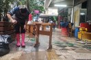 Com baixa da enchente no Centro Histórico, comerciantes iniciam limpeza na Rua dos Andradas. Foto: Filipe Duarte/Agencia RBS<!-- NICAID(15767788) -->
