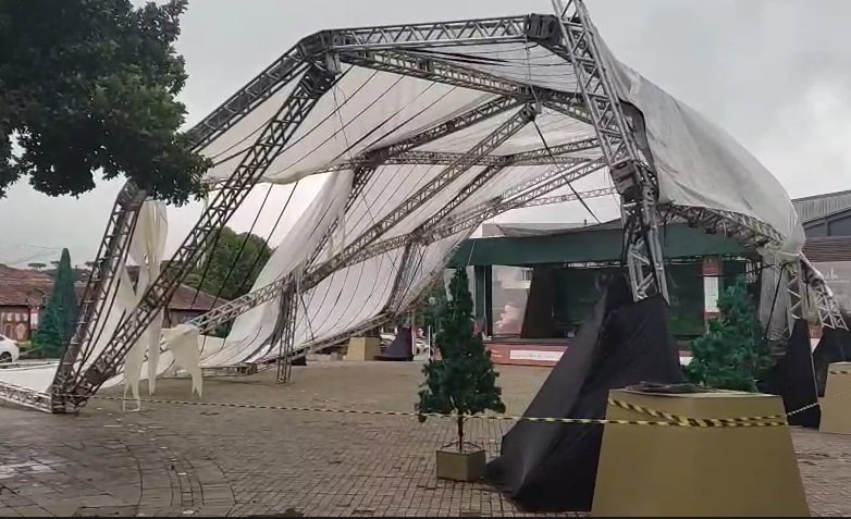 Estrutura coberta do Sonho de Natal é destruída pelo vento , em Canela