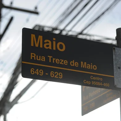 CAXIAS DO SUL, RS, BRASIL, 26/07/2023. Imagens de placas que identificam os nomes de ruas em Caxias do Sul. Na foto, placas na esquina da Treze de Maio com a Pinheiro Machado, na divisa dos bairros Centro e Nossa Senhora de Lourdes. (Bruno Todeschini/Agência RBS)Indexador: BTK<!-- NICAID(15492824) -->
