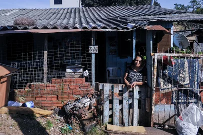 CAXIAS DO SUL, RS, BRASIL, 18/08/2023. Do outro lado da cidade, na Rua Walter Carlos Afonso, no bairro Montes Claros, vive a família de Leontina Polli da Silva, 60. Mãe de oito filhos ela também já encarou dias difíceis. Natural de Bom Jesus, ela mora no mesmo endereço em Caxias, há 25 anos.  Beneficiária do programa Bolsa Família, uma das lembranças mais marcantes de Leontina é de quando os filhos menores precisavam de leite.(Neimar De Cesero/Agência RBS)Indexador: NEIMAR DE CESERO<!-- NICAID(15514391) -->