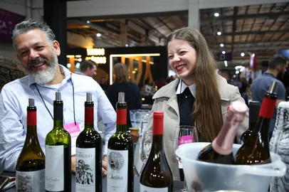Ariéli Ziegler / Agencia RBS CAXIAS DO SUL, RS, BRASIL, 12/05/2026.Wine South America 2026 - A Feira de Negócios do Vinho. A feira acontece no Pavilhão A do Fundaparque de 12 a 14 de maio de 2026. Na foto: Leandro Rasquinha Lopes e Betina Buboltz Lopes, pai e filha da vinícola Guabiju (do vinho Guria) (Ariéli Ziegler/Agência RBS)Indexador: Arieli Ziegler<!-- NICAID(16284379) -->