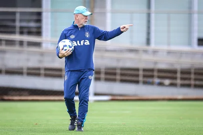 Lucas Uebel / Gremio,Divulgação RS - FUTEBOL/ TREINO GREMIO 2025 - ESPORTES - Jogadores do Gremio realizam treino técnico durante a manha desta segunda-feira, no CT Luiz Carvalho, na preparação para a partida valida pelo Campeonato Brasileiro 2025. FOTO: LUCAS UEBEL/GREMIO FBPA<!-- NICAID(16169205) -->