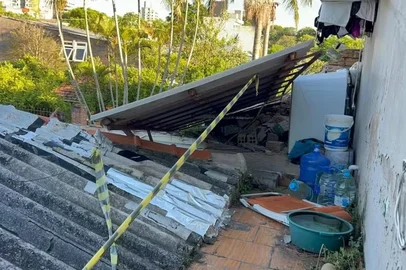 Uma laje desabou em casa no bairro Bom Jesus. Uma menina de sete anos que brincava numa piscina no local morreu e outros dois meninos e uma mãe ficaram feridos.<!-- NICAID(16199264) -->