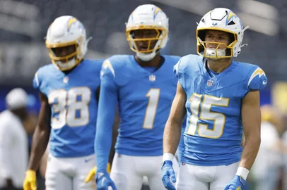 INGLEWOOD, CALIFORNIA - AUGUST 16: Ladd McConkey #15, Quentin Johnston #1 and Dalevon Campbell #38 of the Los Angeles Chargers warm up before the NFL Preseason 2025 game between Los Angeles Chargers and Los Angeles Rams at SoFi Stadium on August 16, 2025 in Inglewood, California.   Harry How/Getty Images/AFP (Photo by Harry How / GETTY IMAGES NORTH AMERICA / Getty Images via AFP)<!-- NICAID(16117999) -->