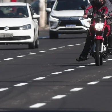 PORTO ALEGRE, RS, BRASIL, 22-07-2025: EPTC demarca nova faixa exclusiva para motos na Av. Assis Brasil. Foto: Jonathan Heckler/Agência RBS<!-- NICAID(16085379) -->