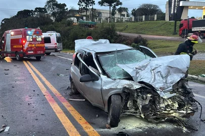 Colisão entre van e carro deixa 13 feridos na BR-470, em Garibaldi.<!-- NICAID(16094526) -->