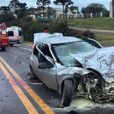 Colisão entre van e carro deixa 13 feridos na BR-470, em Garibaldi.<!-- NICAID(16094526) -->
