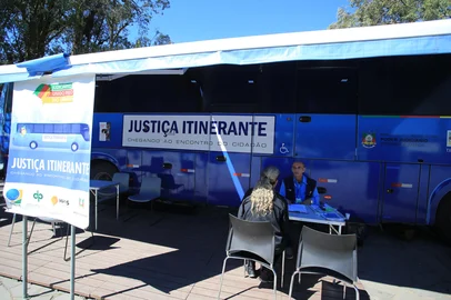 PORTO ALEGRE, RS, BRASIL, 21-08-2025: Justiça itinerante. O ônibus esta estacionado na esquina da Av. Beira Rio com a Av. Desembargador Melo Guimarães, em frente à Subprefeitura Extremo Sul da Capital, em Belém Novo. Foto: Ronaldo Bernardi/Agência RBS<!-- NICAID(16106817) -->
