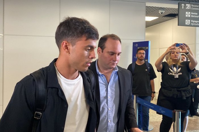 Felipe Carballo desembarca em Porto Alegre para assinar com o Grêmio