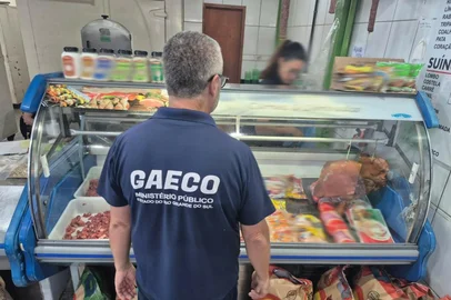 Ministério Público do Rio Grande do Sul / Reprodução Quase duas toneladas de alimentos impróprios para consumo são apreendidos em fiscalização no Litoral Norte<!-- NICAID(16222065) -->