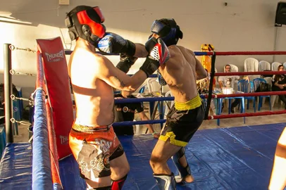 O caxiense Emerson Júnior, 20 anos, fará sua estreia nas lutas de MMA (Artes marciais mistas). O evento, chamado X-Fest MMA, acontece no próximo domingo (12), em Gravataí. O atleta da Alpha Team enfrentará Matheus Liemberger, da MFT. Os dois atletas lutarão na categoria 75kg. <!-- NICAID(15590117) -->