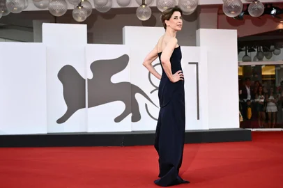 Brazilian actress Fernanda Torres attends the red carpet of the movie "Ainda estou aqui (I'm Still Here)" presented in competition during the 81st International Venice Film Festival at Venice Lido, on September 1, 2024. (Photo by Marco BERTORELLO / AFP)Editoria: ACELocal: VeniceIndexador: MARCO BERTORELLOSecao: cinema industryFonte: AFPFotógrafo: STF<!-- NICAID(15856116) -->