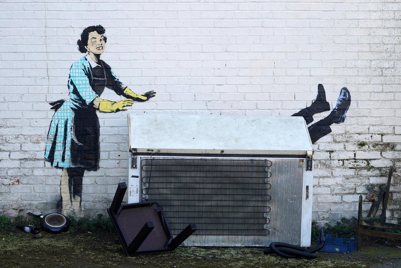 An artwork, acknowledged to by street artist Banksy, is pictured on the side of a house in Margate, south east England on February 14, 2023. - The artwork appears to show a a 1950s housewife with a swollen eye, missing a tooth, and apparently shutting a man in a freezer. The freezer was later removed by council workers. (Photo by William EDWARDS / AFP) / RESTRICTED TO EDITORIAL USE - MANDATORY MENTION OF THE ARTIST UPON PUBLICATION - TO ILLUSTRATE THE EVENT AS SPECIFIED IN THE CAPTIONEditoria: ACELocal: MargateIndexador: WILLIAM EDWARDSSecao: culture (general)Fonte: AFPFotógrafo: STF<!-- NICAID(15349136) -->