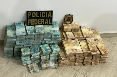 A Polícia Federal deflagrou, nesta quinta-feira (14/8), a Operação Estafeta, com o objetivo de apurar crimes de corrupção e lavagem de dinheiro praticados por suposta organização criminosa com indícios de atuação na administração pública do município de São Bernardo do Campo/SP.<!-- NICAID(16101297) -->