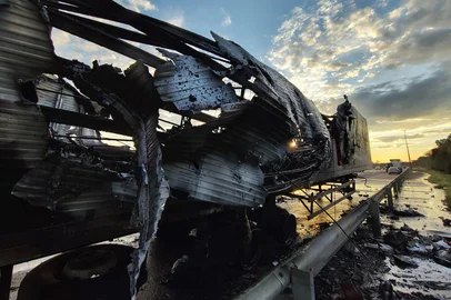 Uma carreta carregada com eletrônicos foi totalmente destruída após pegar fogo, na freeway, em Gravataí, no início da madrugada desta quinta-feira (6). Devido ao incidente, há bloqueio parcial no trecho do km 66 da rodovia, no sentido Capital-Litoral.<!-- NICAID(16341058) -->