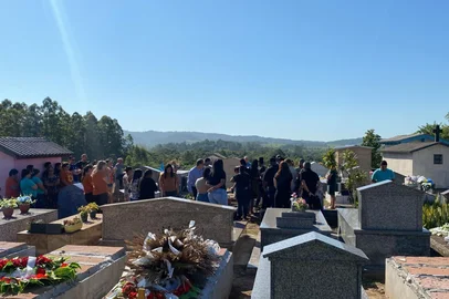 Menino de cinco anos morto pelo pai é sepultado<!-- NICAID(16004435) -->