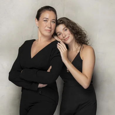 Mãe e filha desembarcam em Porto Alegre para apresentações da peça A Lista. Fotos de Pino Gomes-Joias de Carla Amorim<!-- NICAID(16150456) -->