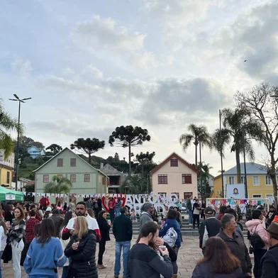 Em Antônio Prado, acontecerá a segunda edição do Arraiá Solidário, a iniciativa tem como  objetivo ajudar cinco entidades assistenciais da cidade e os círculos de pais e mestres das escolas municipais, então todo lucro será destinado às entidades. No ano passado, R$7,8 mil foram arrecadados. O evento será realizado na Praça Garibaldi, a partir das 14h.  <!-- NICAID(15445816) -->