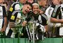 Newcastle bate o Liverpool, conquista a Copa da Liga e festeja um título nacional após 70 anos